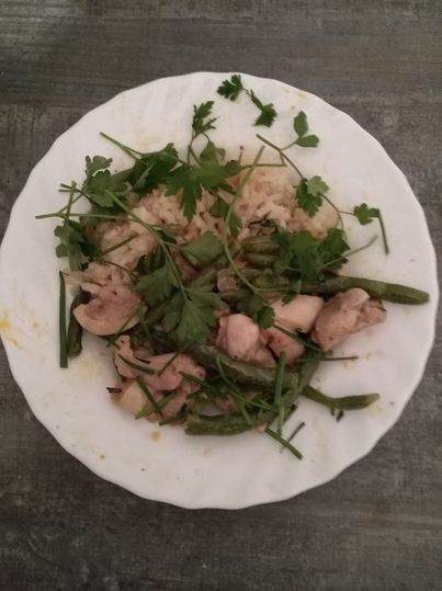 Zöldfűszeres risotto recept zöldbabos csirkével, friss petrezselyemmel és metélőhagymával